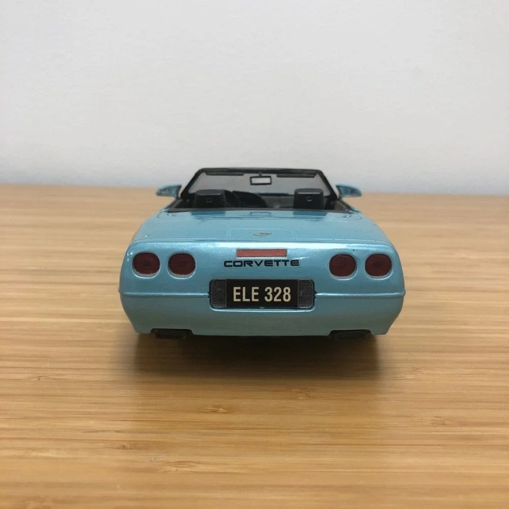 Maisto Chevrolet Corvette C4 Convertible 1/18 Scale Light Blue Diecast Model Car